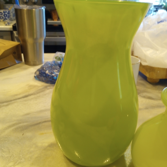 Lovely Pair of Green Glass Vases 💚 - Picture 9 of 9